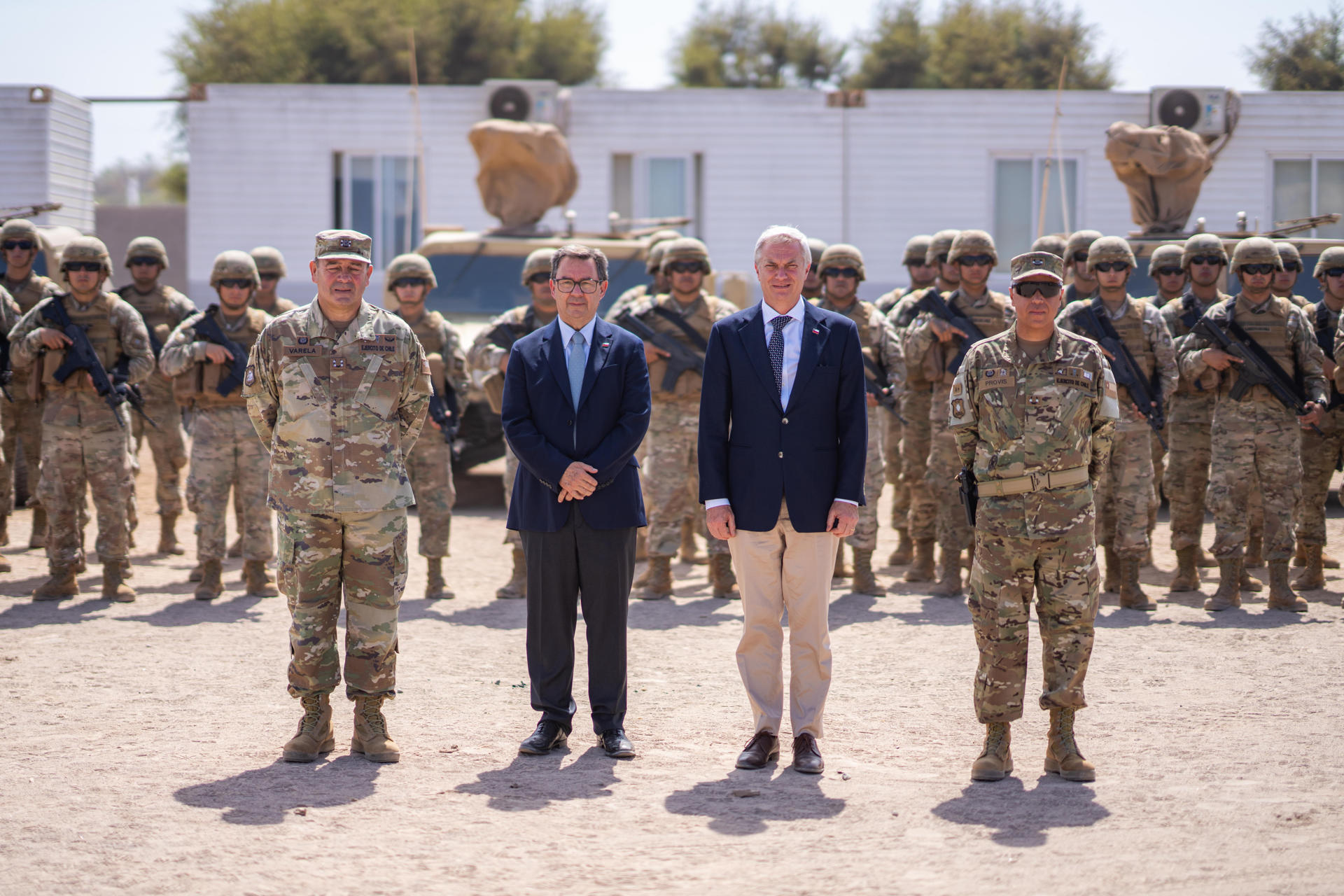 Fotografía cedida por Presidencia de Chile que muestra al mandatario, José Antonio Kast (c-d), junto al ministro de Defensa Nacional, Fernando Barros (c-i), visitando el complejo fronterizo Chacalluta este lunes, en Arica (Chile). EFE/ Presidencia de Chile