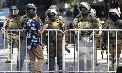 Carabineros vigilan una calle este jueves en Santiago (Chile). EFE/ Elvis González