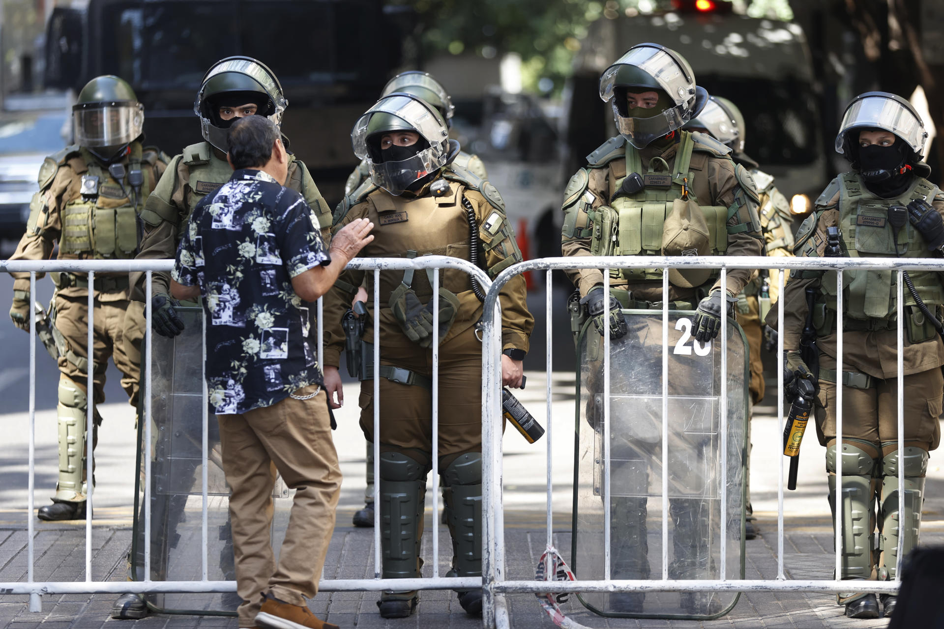 Carabineros vigilan una calle este jueves en Santiago (Chile). EFE/ Elvis González