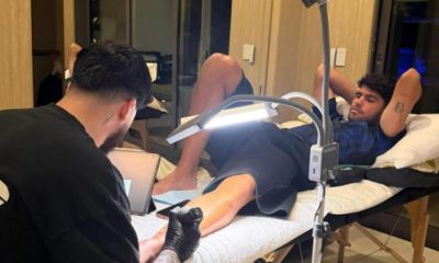 Foto difundida en la cuenta de Instagram de Carlos Alcaraz, del momento en que le realizan un tatuaje en California durante la disputa del Masters 1.000 de Indian Wells y que recuerda su reciente éxito en el Abierto de Australia. EFE/Cuenta de Instagram de Carlos Alcaraz -SÓLO USO EDITORIAL/SOLO USO PERMITIDO PARA ILUSTRAR LA NOTICIA QUE APARECE EN EL PIE DE FOTO (CRÉDITO OBLIGATORIO)-