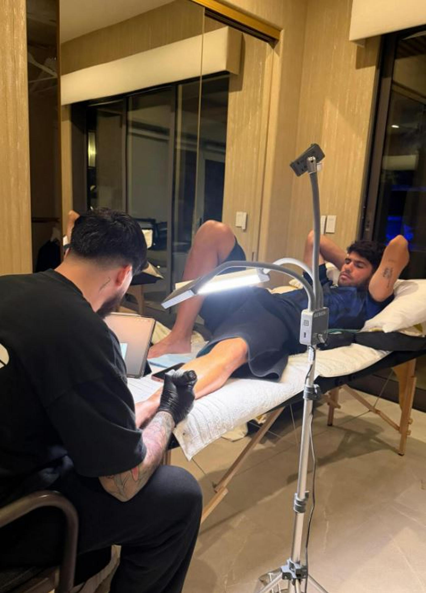 Foto difundida en la cuenta de Instagram de Carlos Alcaraz, del momento en que le realizan un tatuaje en California durante la disputa del Masters 1.000 de Indian Wells y que recuerda su reciente éxito en el Abierto de Australia. EFE/Cuenta de Instagram de Carlos Alcaraz -SÓLO USO EDITORIAL/SOLO USO PERMITIDO PARA ILUSTRAR LA NOTICIA QUE APARECE EN EL PIE DE FOTO (CRÉDITO OBLIGATORIO)-