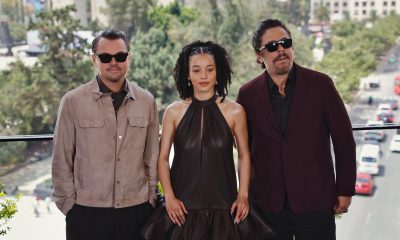 Fotografía de archivo del 18 de septiembre de 2025 que muestra a los actores estadounidenses Leonardo Dicaprio (i) y Chase Infiniti (c) posando junto al actor puertorriqueño Benicio del Toro, durante una rueda de prensa en Ciudad de México (México). EFE/Sáshenka Gutiérrez