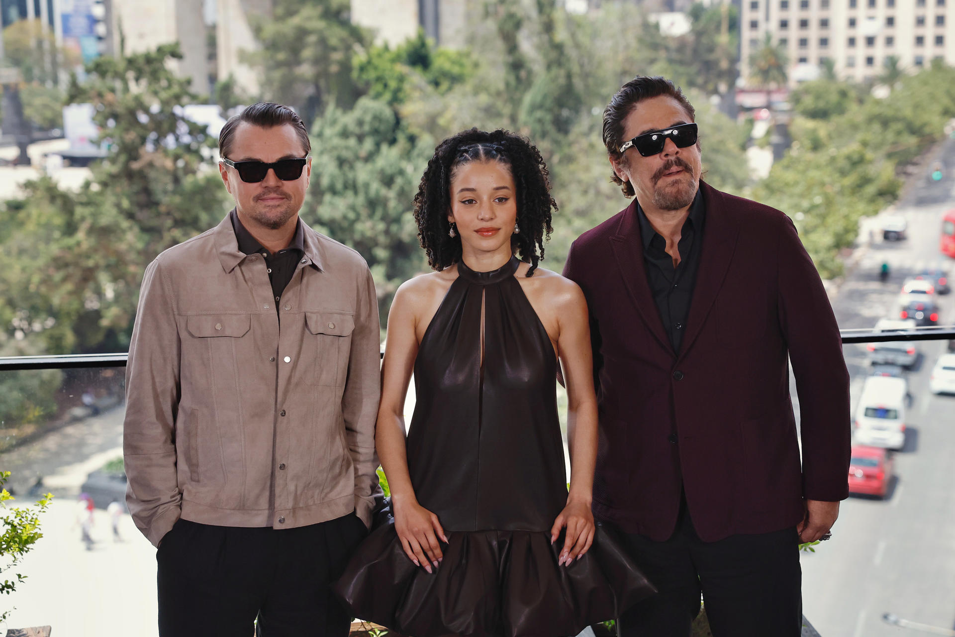 Fotografía de archivo del 18 de septiembre de 2025 que muestra a los actores estadounidenses Leonardo Dicaprio (i) y Chase Infiniti (c) posando junto al actor puertorriqueño Benicio del Toro, durante una rueda de prensa en Ciudad de México (México). EFE/Sáshenka Gutiérrez