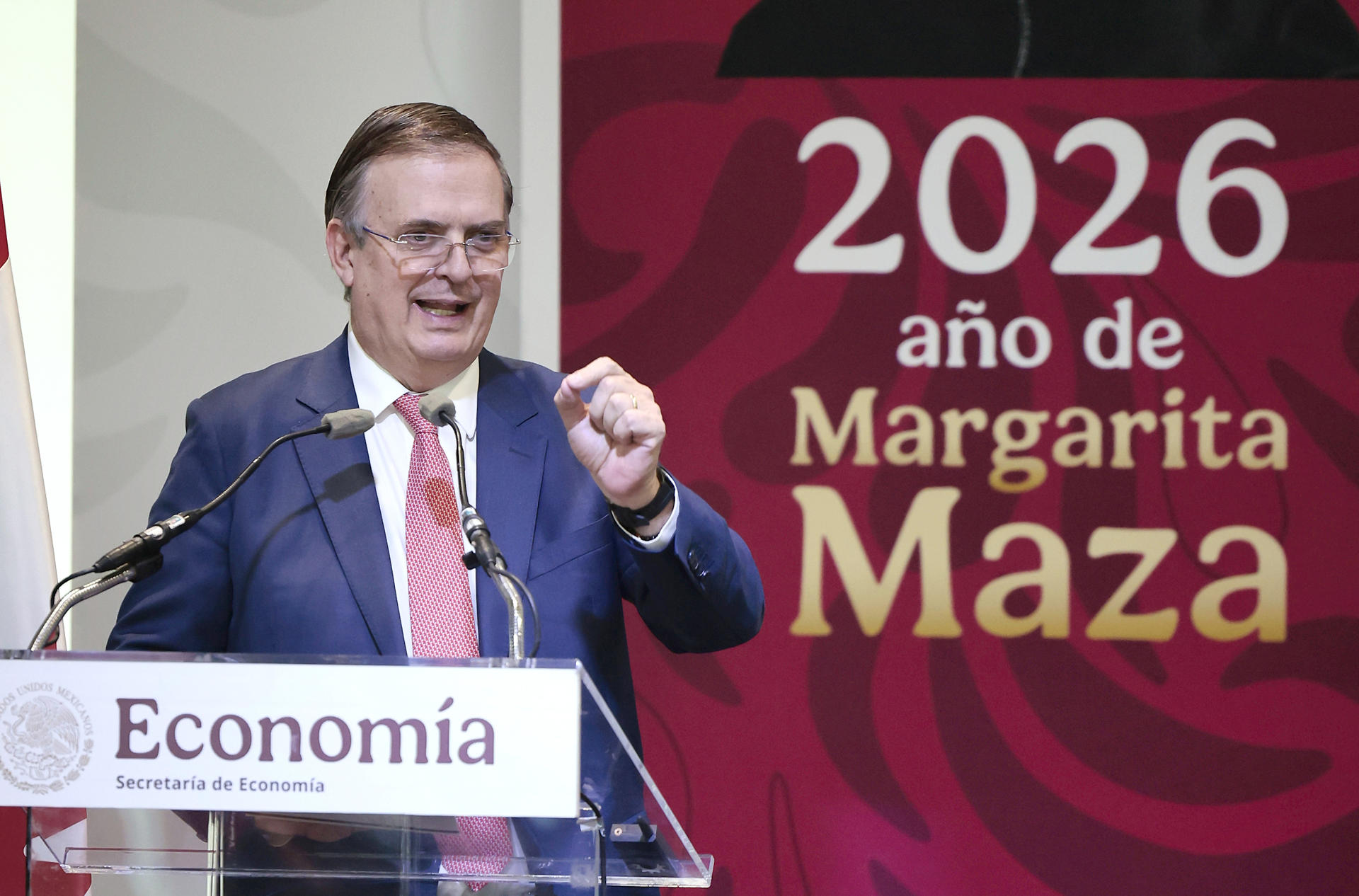 Fotografía del 12 de marzo de 2026 que muestra al secretario de Economía, Marcelo Ebrard, habalndo durante una rueda de prensa, en Ciudad de México (México). EFE/ José Méndez