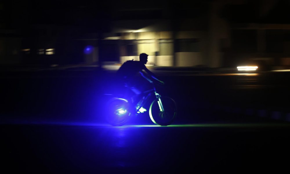 Una persona pasa en bicicleta por una calle en medio de un apagón, este lunes, en La Habana. EFE/ Ernesto Mastrascusa