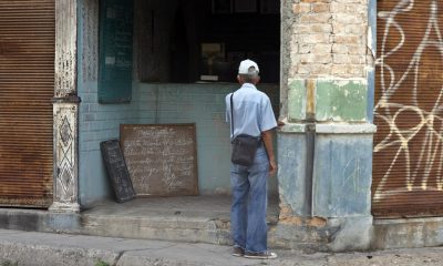 Una persona observa una lista de productos en una bodega este lunes, en La Habana (Cuba). EFE/ Ernesto Mastrascusa