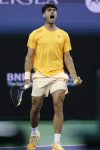 Carlos Alcaraz reacciona con emotividad tras ganar el punto de partido que le significó el triunfo frente al francés Arthur Rinderknech en el torneo de Indian Wells. EFE/EPA/JOHN G. MABANGLO

