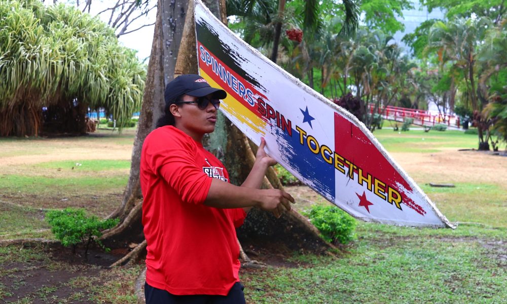 Fotografía que muestra a Emanuel José Ábrego practicando "sign spinning" en Ciudad de Panamá (Panamá). EFE/ Carlos Lemos