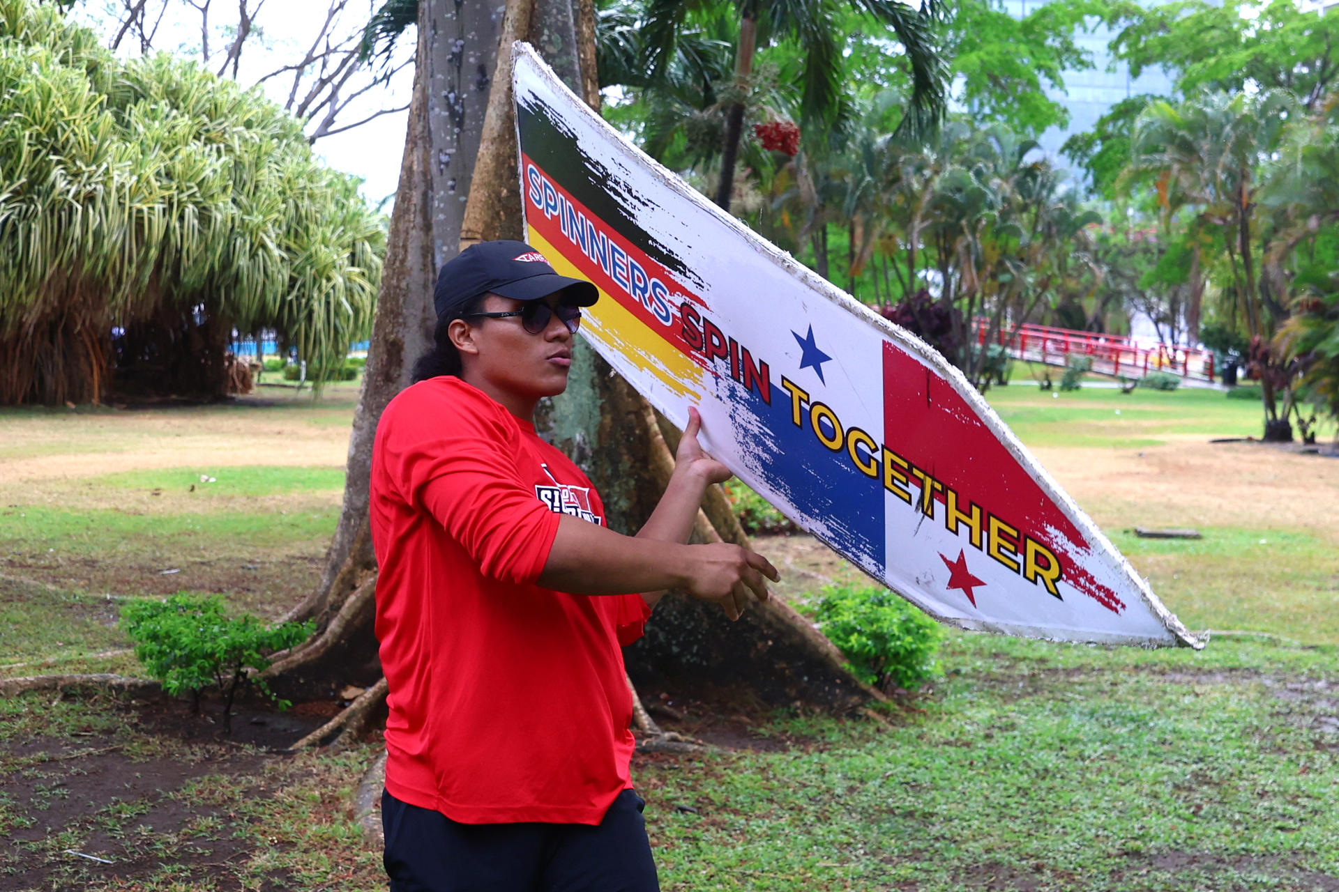 Fotografía que muestra a Emanuel José Ábrego practicando "sign spinning" en Ciudad de Panamá (Panamá). EFE/ Carlos Lemos