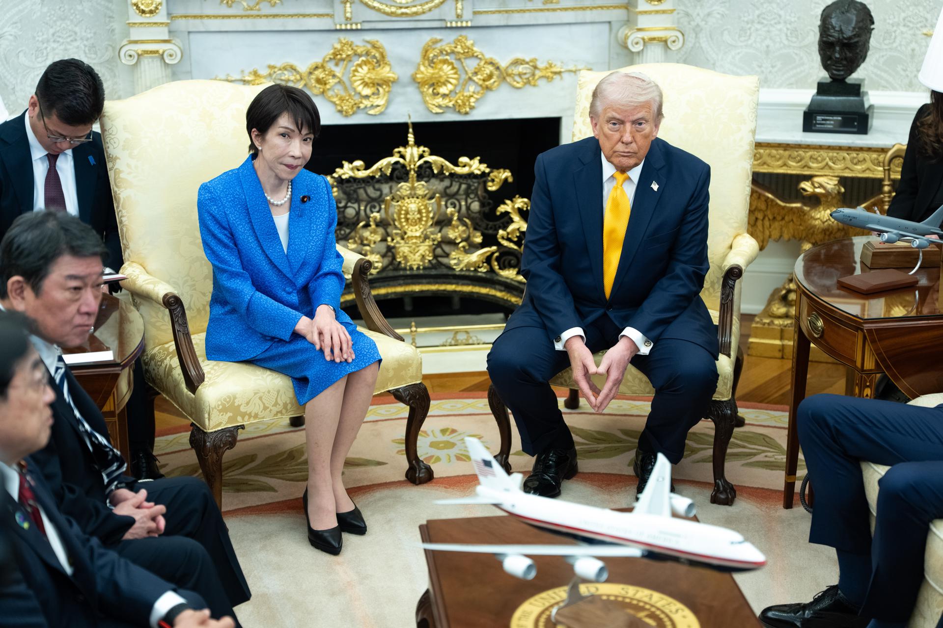 La primera ministra de Japón, SanaeTakaichi (i), junto al presidente de Estados Unidos, Donald J Trump (d), durante su visita a Washington.
EFE/EPA/Aaron Schwartz /POOL