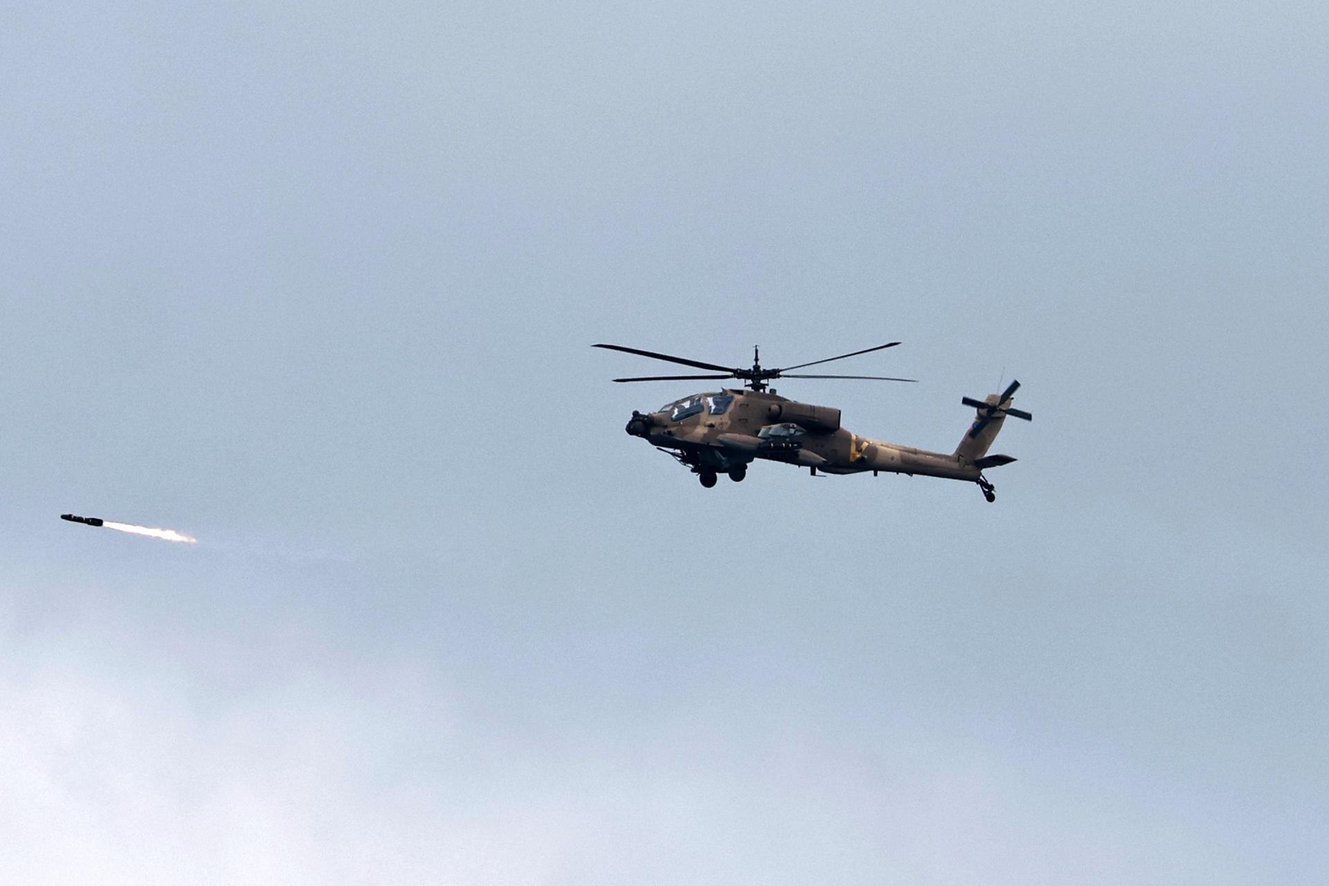 Un helicóptero McDonnell Douglas AH-64 Apache de la fuerza aérea israelí dispara un misil hacia objetivos en el sur del Líbano, visto desde la Alta Galilea, en la frontera entre Israel y el Líbano, el 4 de marzo de 2026.(Líbano) EFE/EPA/ATEF SAFADI
