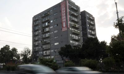 Fotografía de archivo donde se observa un anuncio de oferta inmobiliaria en la Ciudad de México (México). EFE/ José Méndez