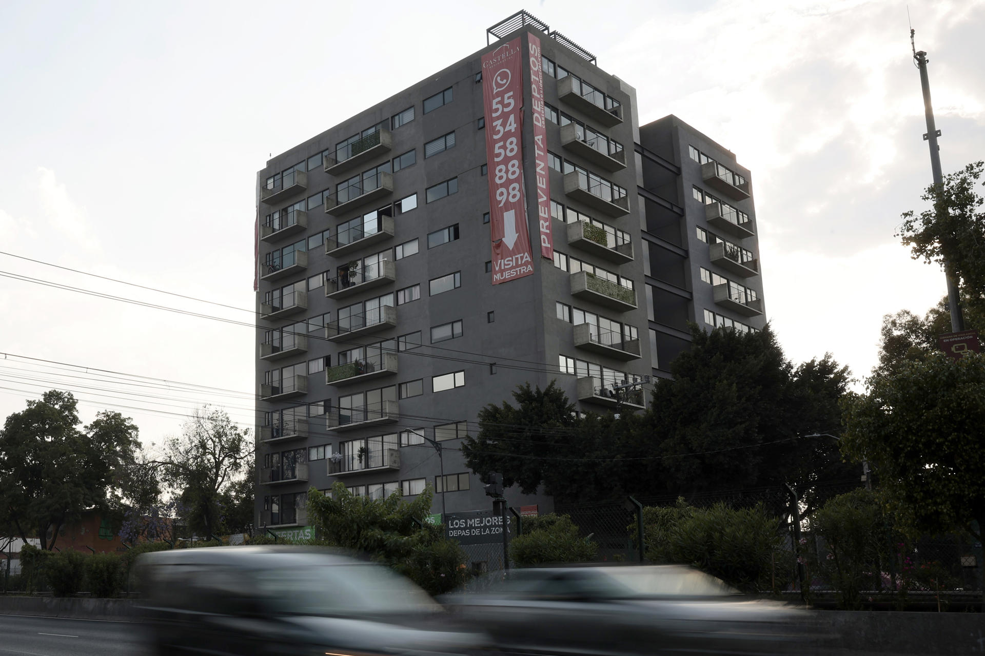 Fotografía de archivo donde se observa un anuncio de oferta inmobiliaria en la Ciudad de México (México). EFE/ José Méndez