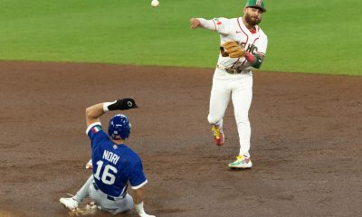 Nick Gonzales (d), de México, realiza un lanzamiento frente a Dante Nori, de Italia, en un partido del Clásico Mundial de Béisbol entre México e Italia en el estadio Daikin Park, en Houston (Estados Unidos). EFE/Carlos Ramírez