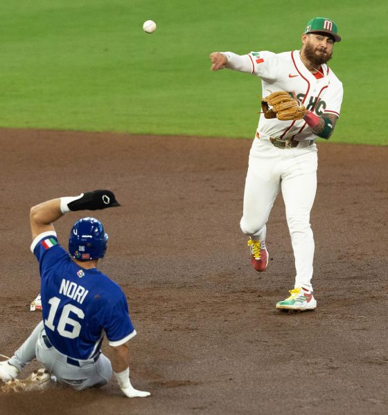 Nick Gonzales (d), de México, realiza un lanzamiento frente a Dante Nori, de Italia, en un partido del Clásico Mundial de Béisbol entre México e Italia en el estadio Daikin Park, en Houston (Estados Unidos). EFE/Carlos Ramírez