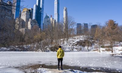 Fotografía que muestra el lago The Pond del Central Park congelado a finales de febrero en Nueva York (Estados Unidos). EFE/Ángel Colmenares.
