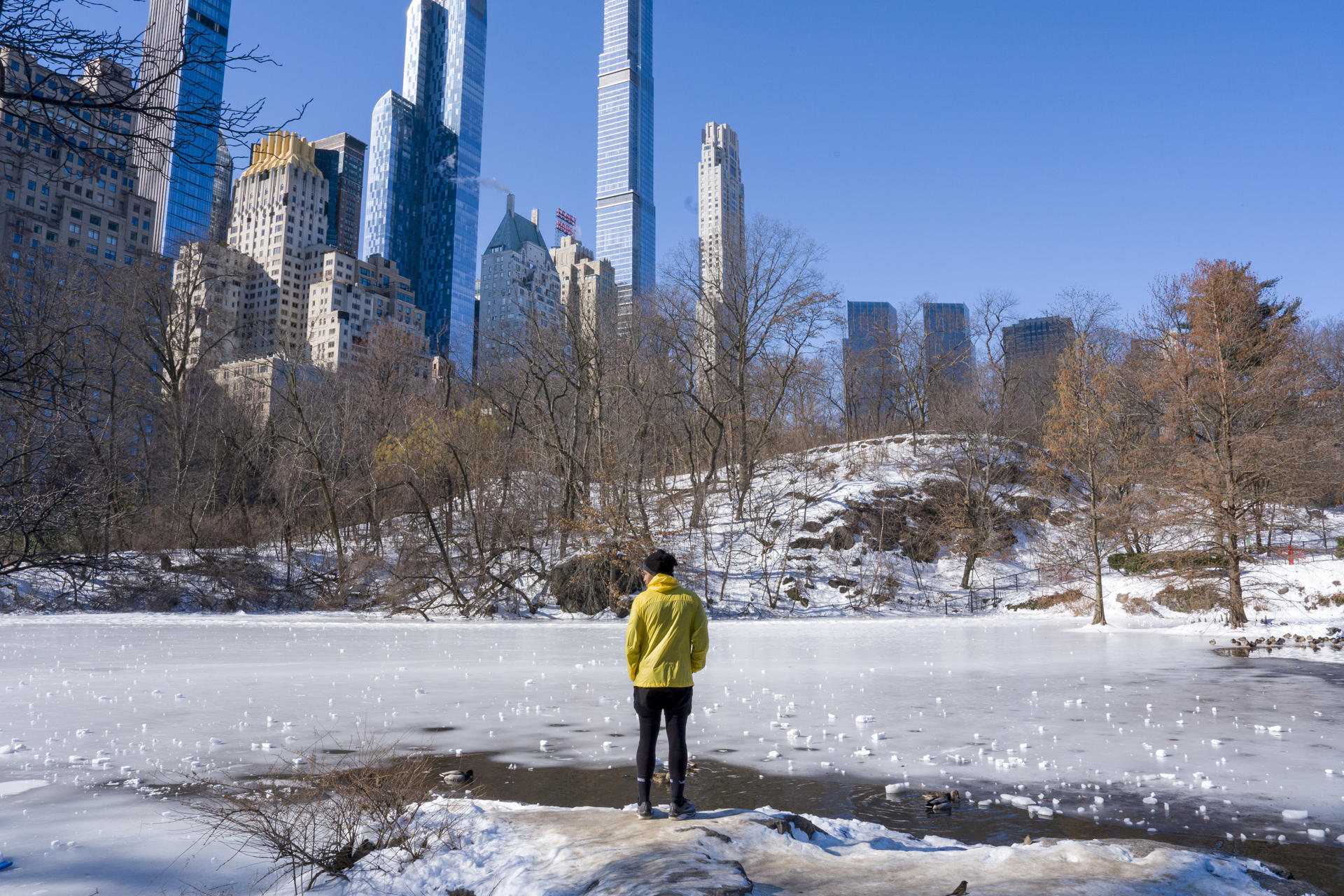 Fotografía que muestra el lago The Pond del Central Park congelado a finales de febrero en Nueva York (Estados Unidos). EFE/Ángel Colmenares.