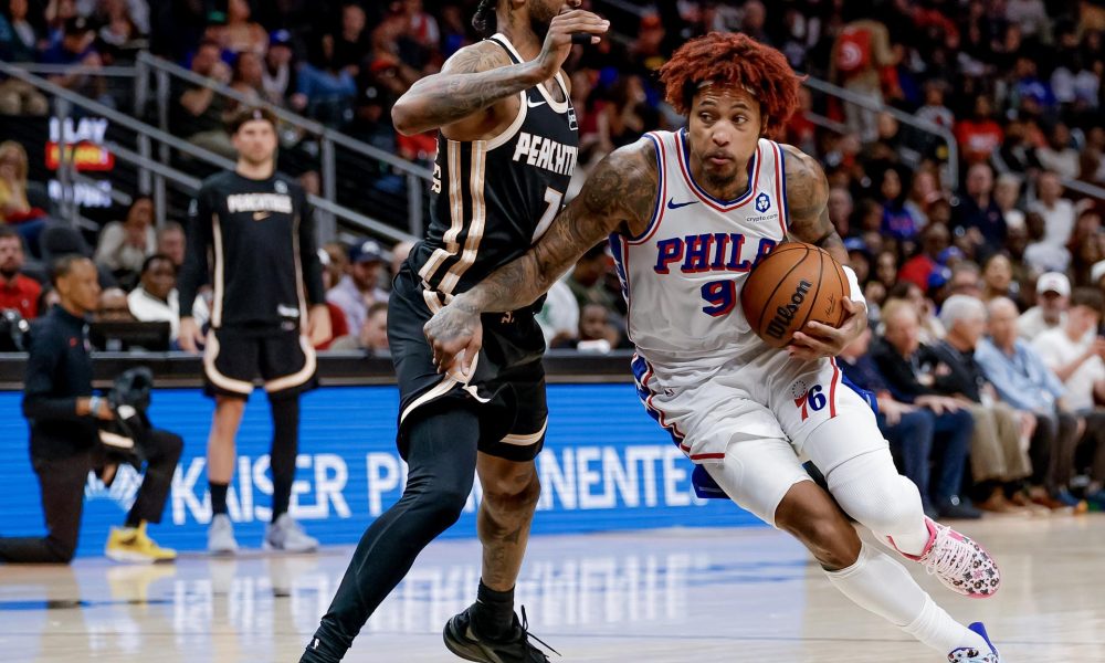 El escolta de los Philadelphia 76ers Kelly Oubre Jr. (d) en acción contra el escolta de los Atlanta Hawks Nickeil Alexander-Walker (i) durante la segunda mitad de un partido de baloncesto de la NBA entre los Philadelphia 76ers y los Atlanta Hawks en Atlanta, Georgia (EE.UU.). EFE/ERIK S. LESSER SHUTTERSTOCK OUT