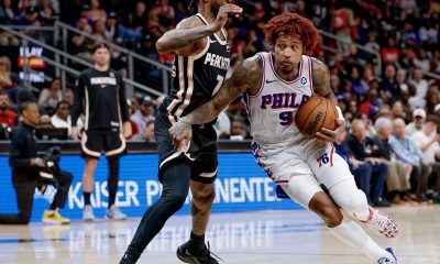 El escolta de los Philadelphia 76ers Kelly Oubre Jr. (d) en acción contra el escolta de los Atlanta Hawks Nickeil Alexander-Walker (i) durante la segunda mitad de un partido de baloncesto de la NBA entre los Philadelphia 76ers y los Atlanta Hawks en Atlanta, Georgia (EE.UU.). EFE/ERIK S. LESSER SHUTTERSTOCK OUT