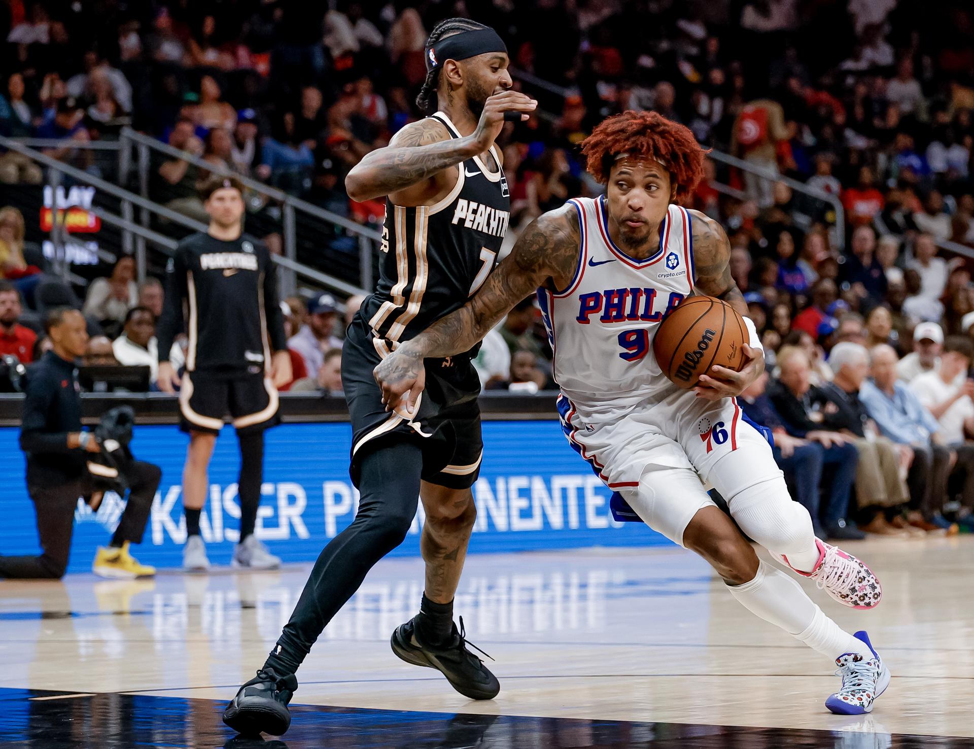 El escolta de los Philadelphia 76ers Kelly Oubre Jr. (d) en acción contra el escolta de los Atlanta Hawks Nickeil Alexander-Walker (i) durante la segunda mitad de un partido de baloncesto de la NBA entre los Philadelphia 76ers y los Atlanta Hawks en Atlanta, Georgia (EE.UU.). EFE/ERIK S. LESSER SHUTTERSTOCK OUT