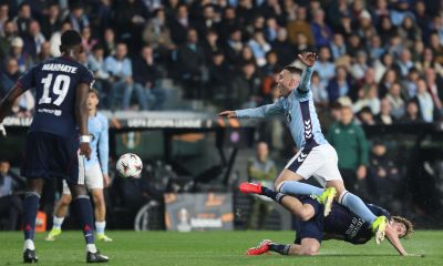 El delantero del Celta Iago Aspas (d, arriba) cae ante Nicolás Tagliafico (d, abajo), del Olympique, durante el partido de ida de los octavos de final de la Liga Europa que Celta y Olympique de Lyon disputan este jueves en el estadio de Balaídos, en Vigo. EFE/Salvador Sas
