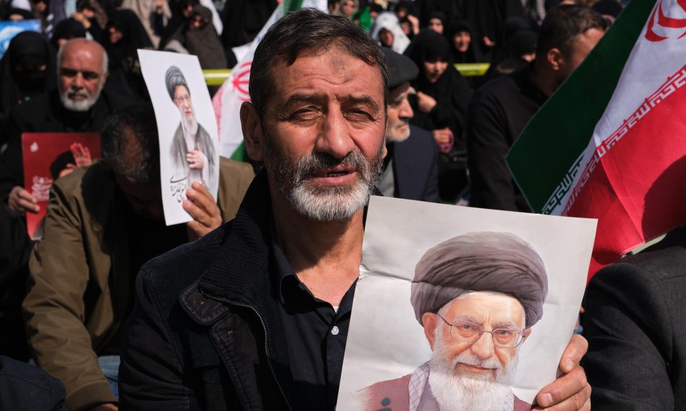 Miles de fieles rezan en la mezquita Mosala en rememoración al difunto líder supremo de Irán Alí Jameneí. EFE/Jaime León