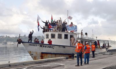 Integrantes del Convoy Nuestra América saludan a su llegada al puerto este martes, en La Habana (Cuba). EFE/ Ernesto Mastrascusa