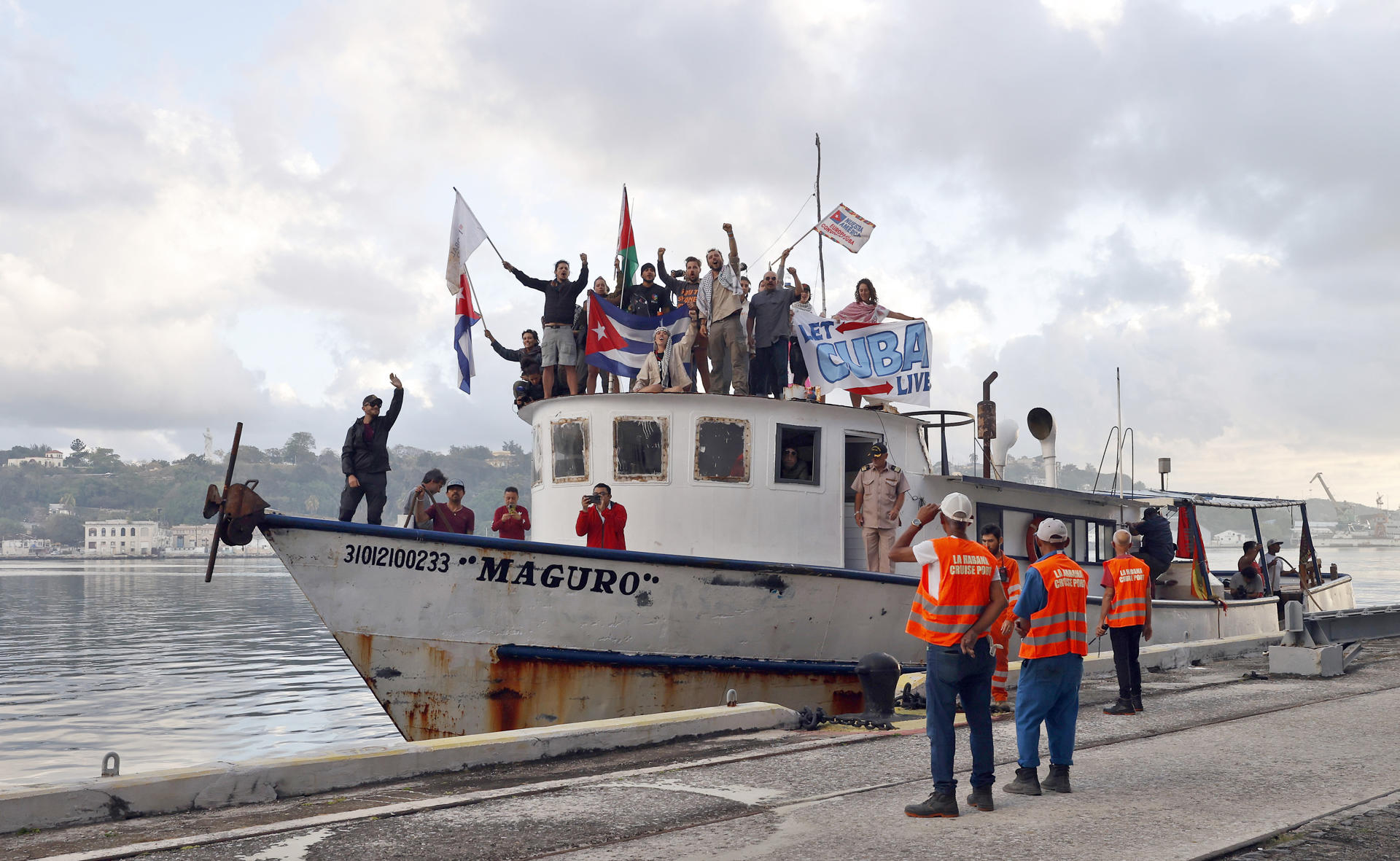 Integrantes del Convoy Nuestra América saludan a su llegada al puerto este martes, en La Habana (Cuba). EFE/ Ernesto Mastrascusa