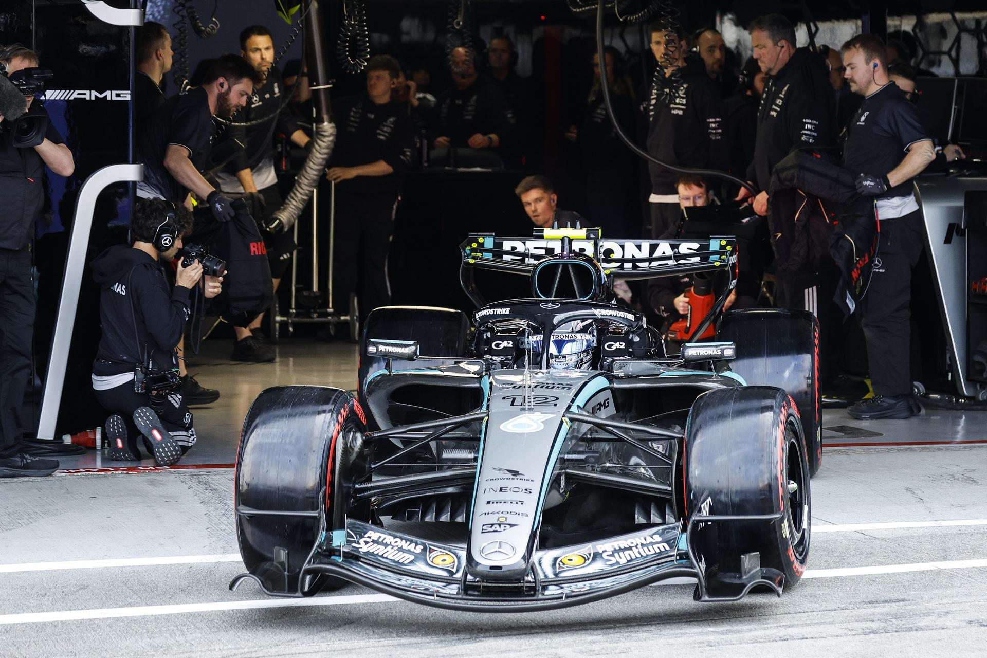 El piloto italiano de Mercedes Andrea Kimi Antonelli abandona el box durante la clasificación para el Gran Premio de Japón de Fórmula 1 en el circuito de Suzuka International Racing Course. EFE/EPA/FRANCK ROBICHON / POOL
