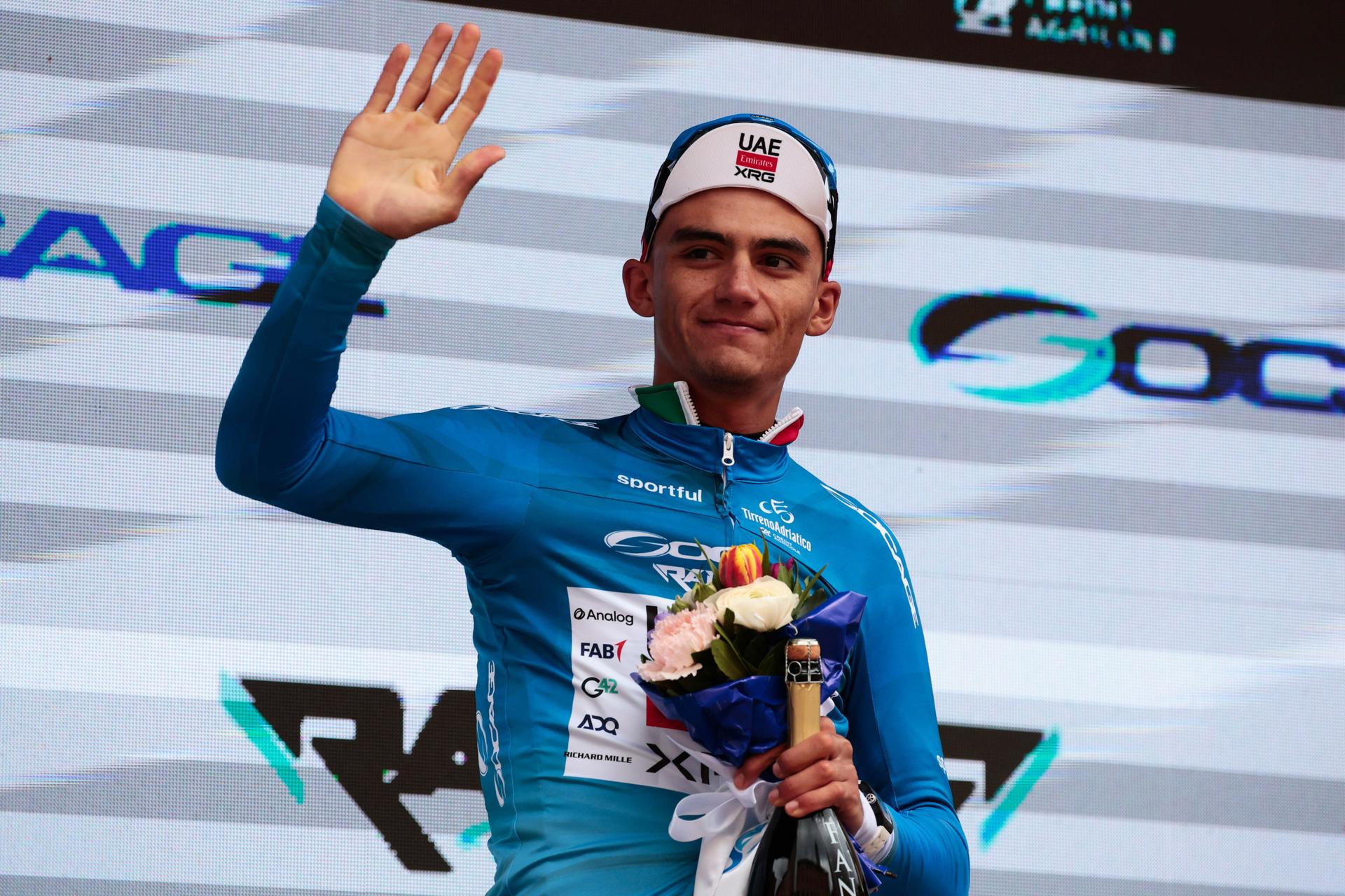 El mexicano Isaac Del Toro, del team UAE Team Emirates XRG, celebra su liderato en la segunda etapa de la Tirreno Adriático. EFE/EPA/ROBERTO BETTINI