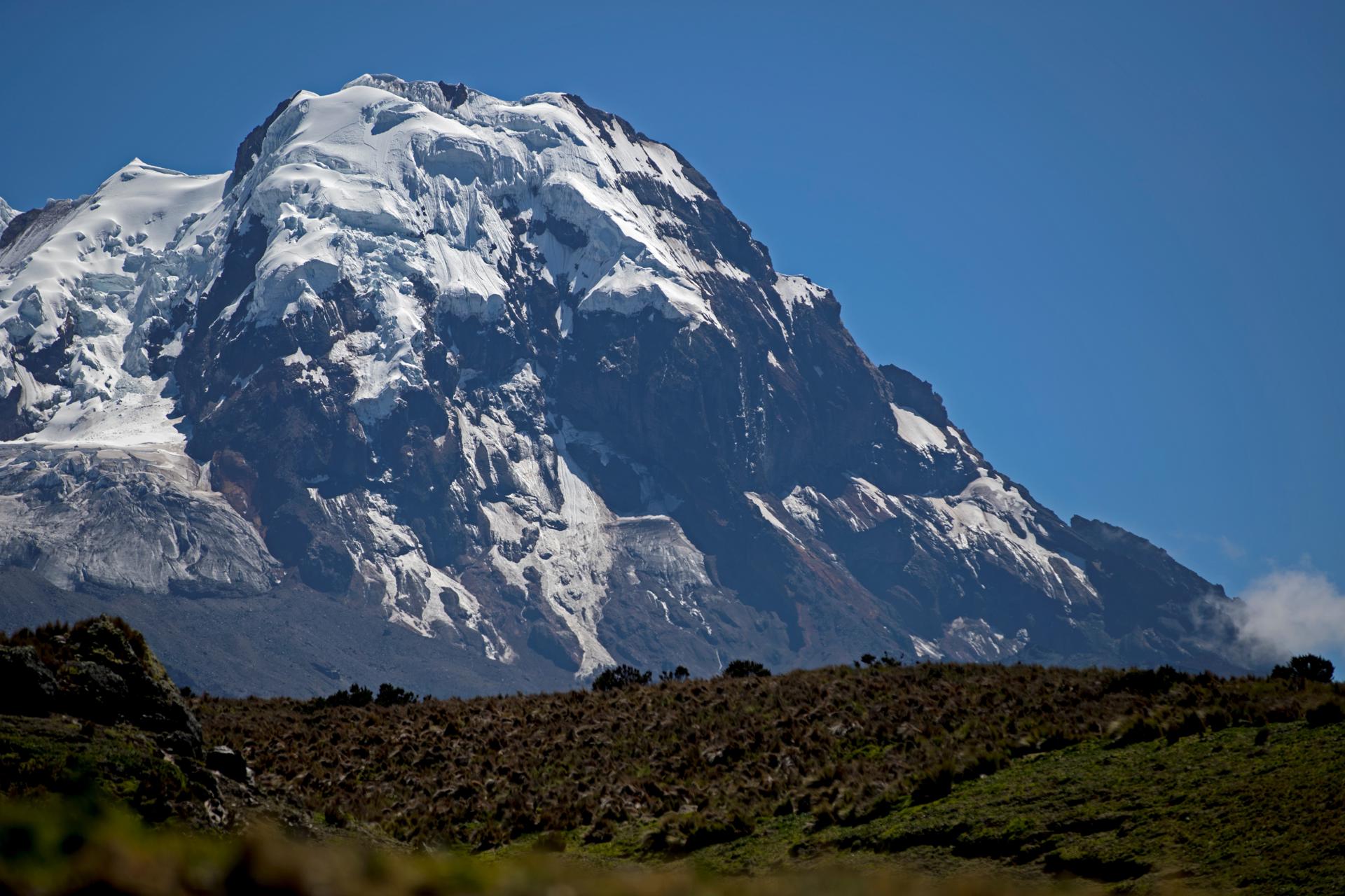 Fotografía de archivo del Volcán Antisana, que cuenta con una cobertura glaciar y está ubicado en la provincia de Napo (Ecuador). EFE/José Jácome