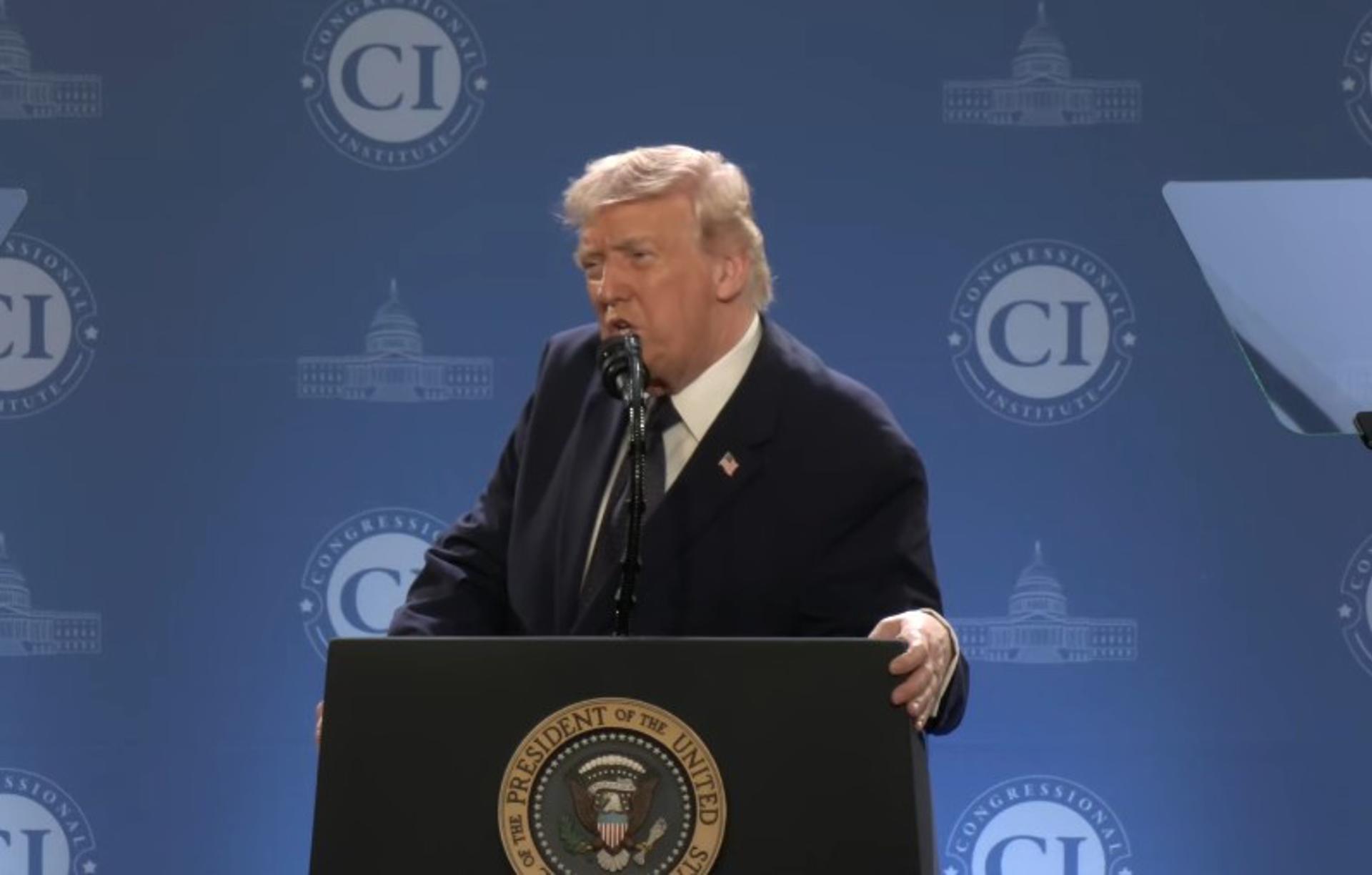 Captura de video de una transmisión de La Casa Blanca del presidente de Estados Unidos, Donald Trump, durante una declaración este lunes, desde Miami. EFE/ La Casa Blanca