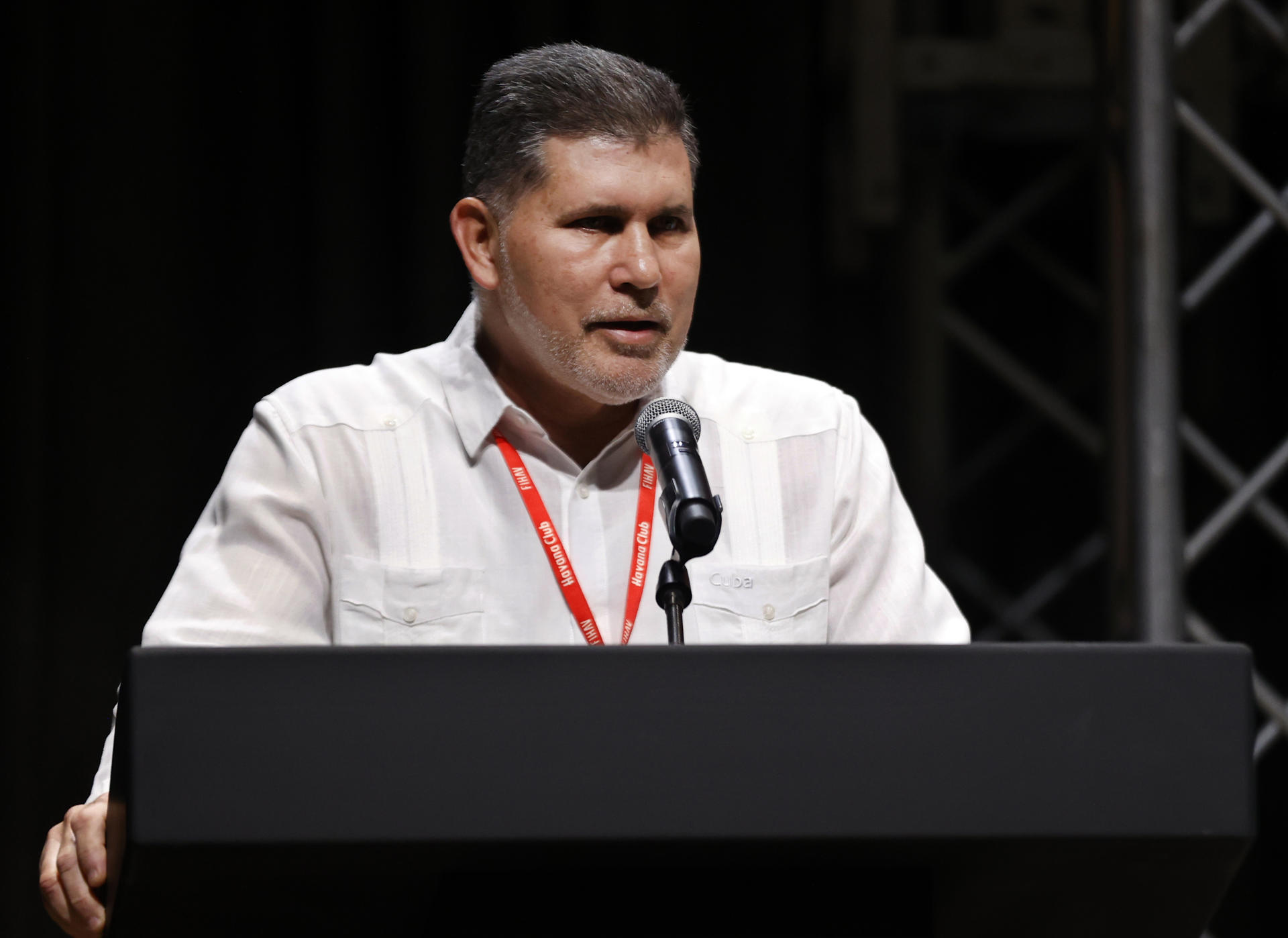 El vice primer ministro y ministro de Comercio Exterior e Inversión Extranjera, Oscar Pérez-Oliva Fraga, durante una conferencia de prensa, en La Habana (Cuba). Imagen de archivo. EFE/ Ernesto Mastrascusa