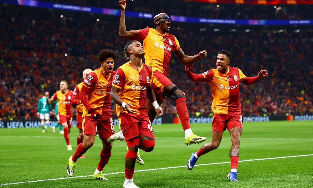 El jugador del GalatasarayVictor Osimhen (C) celebra el gol de su compañero Mario Lemina (I) el gol de la victoria durante el partido de ida de octavos de final que han disputado Galatasaray SK y Liverpool FC, en Estanbul, Turquía. EFE/EPA/TOLGA BOZOGLU