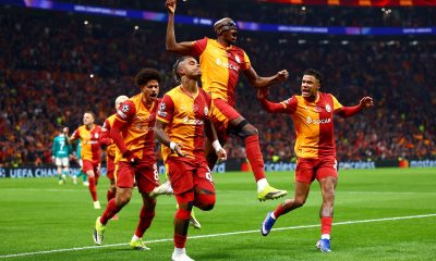 El jugador del GalatasarayVictor Osimhen (C) celebra el gol de su compañero Mario Lemina (I) el gol de la victoria durante el partido de ida de octavos de final que han disputado Galatasaray SK y Liverpool FC, en Estanbul, Turquía. EFE/EPA/TOLGA BOZOGLU