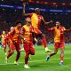 El jugador del GalatasarayVictor Osimhen (C) celebra el gol de su compañero Mario Lemina (I) el gol de la victoria durante el partido de ida de octavos de final que han disputado Galatasaray SK y Liverpool FC, en Estanbul, Turquía. EFE/EPA/TOLGA BOZOGLU