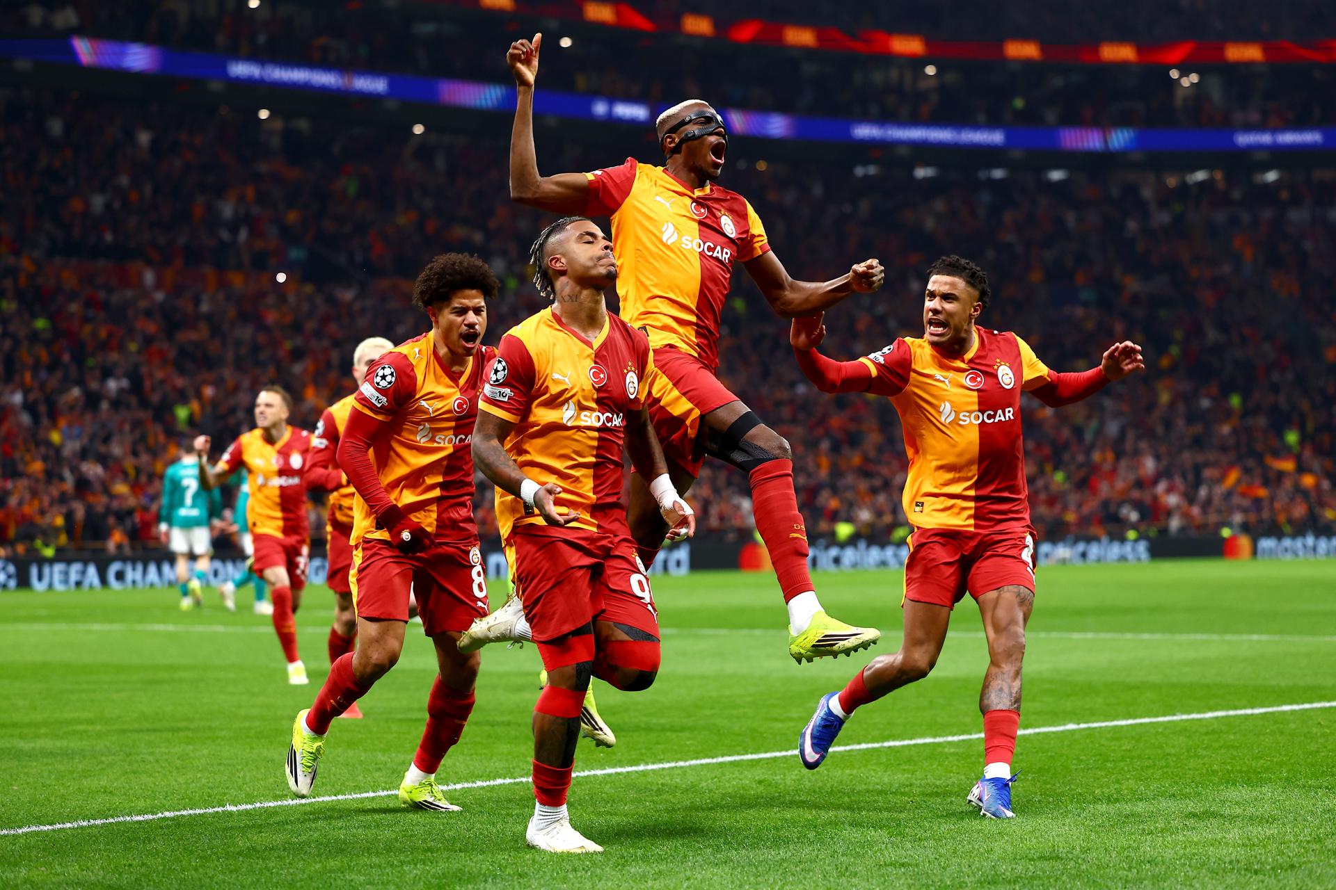 El jugador del GalatasarayVictor Osimhen (C) celebra el gol de su compañero Mario Lemina (I) el gol de la victoria durante el partido de ida de octavos de final que han disputado Galatasaray SK y Liverpool FC, en Estanbul, Turquía. EFE/EPA/TOLGA BOZOGLU