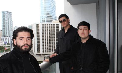 Fotografía del 18 de febrero de 2026 que muestra a integrantes de la banda californiana Clave Especial, Rogelio González (d), Alejandro Ahumada (c) y Leonardo Lomeli, posando en una entrevista con EFE en Miami (EE.UU.). EFE/ Pedro Pablo Cortés