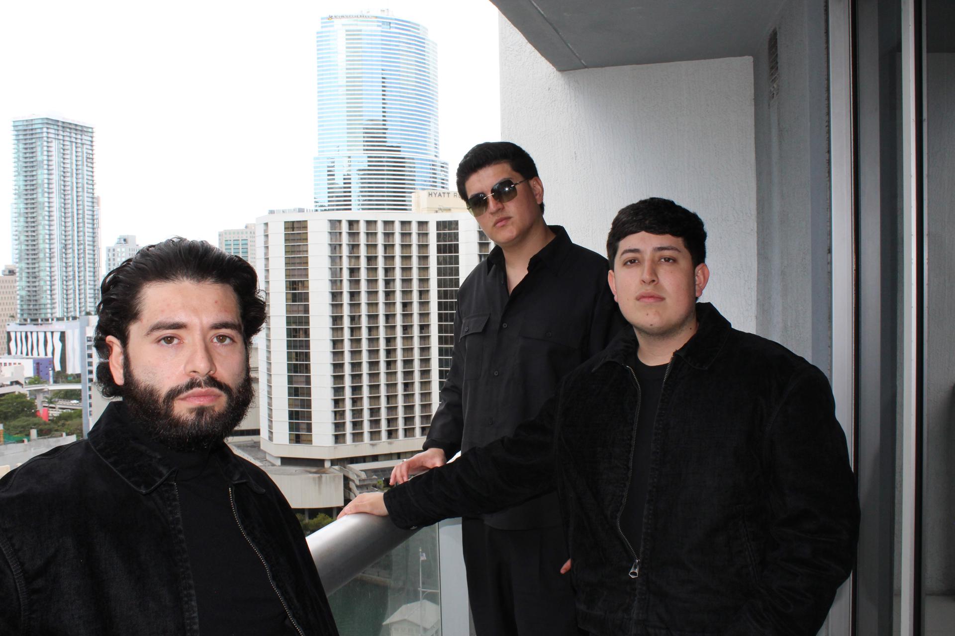 Fotografía del 18 de febrero de 2026 que muestra a integrantes de la banda californiana Clave Especial, Rogelio González (d), Alejandro Ahumada (c) y Leonardo Lomeli, posando en una entrevista con EFE en Miami (EE.UU.). EFE/ Pedro Pablo Cortés