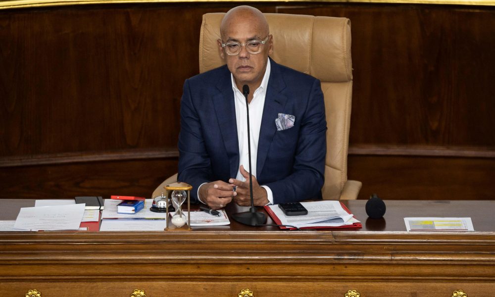 El presidente del Parlamento, Jorge Rodríguez, habla durante una sesión parlamentaria este jueves, en Caracas (Venezuela). EFE/ Ronald Peña R