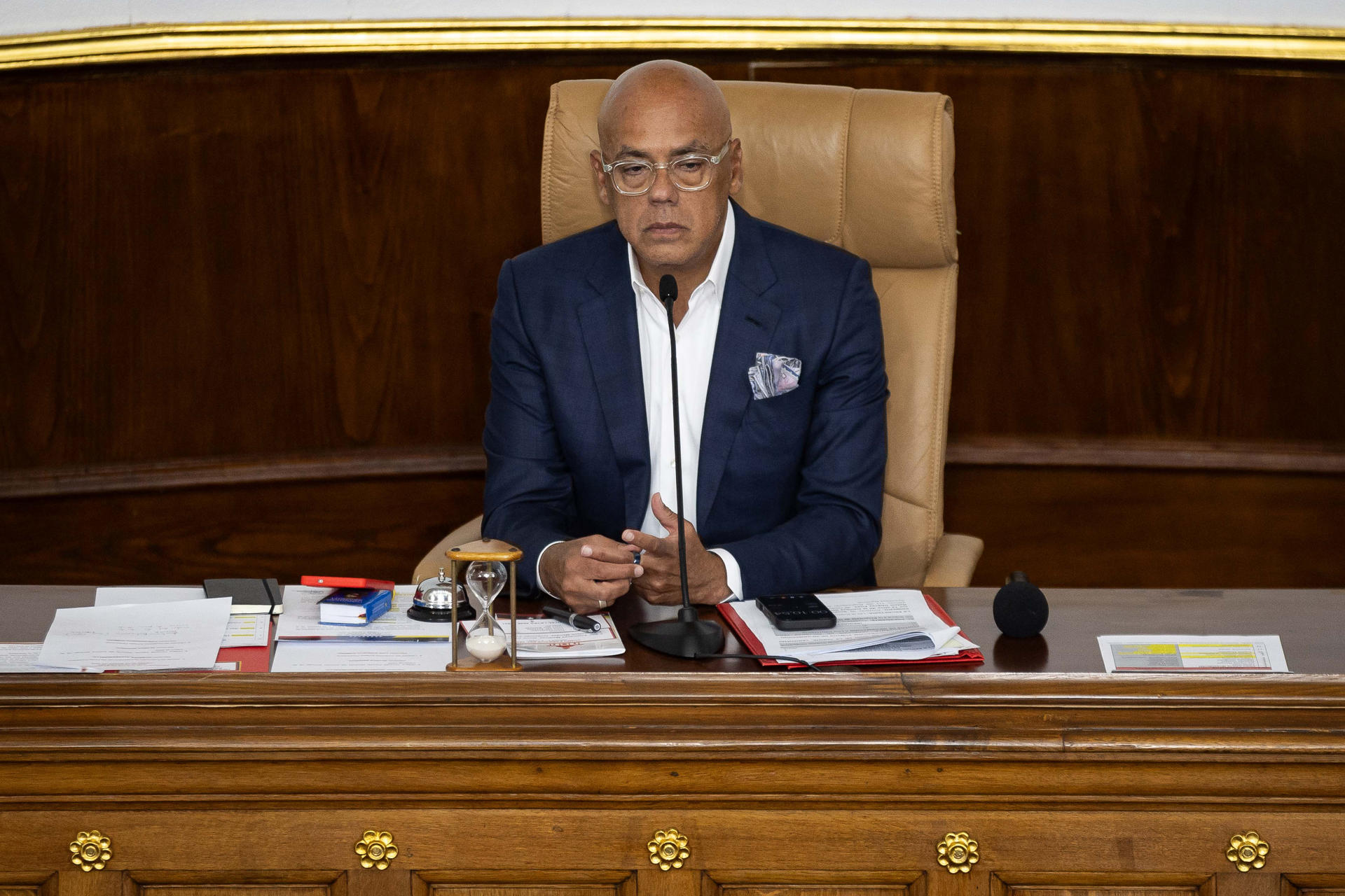 El presidente del Parlamento, Jorge Rodríguez, habla durante una sesión parlamentaria este jueves, en Caracas (Venezuela). EFE/ Ronald Peña R