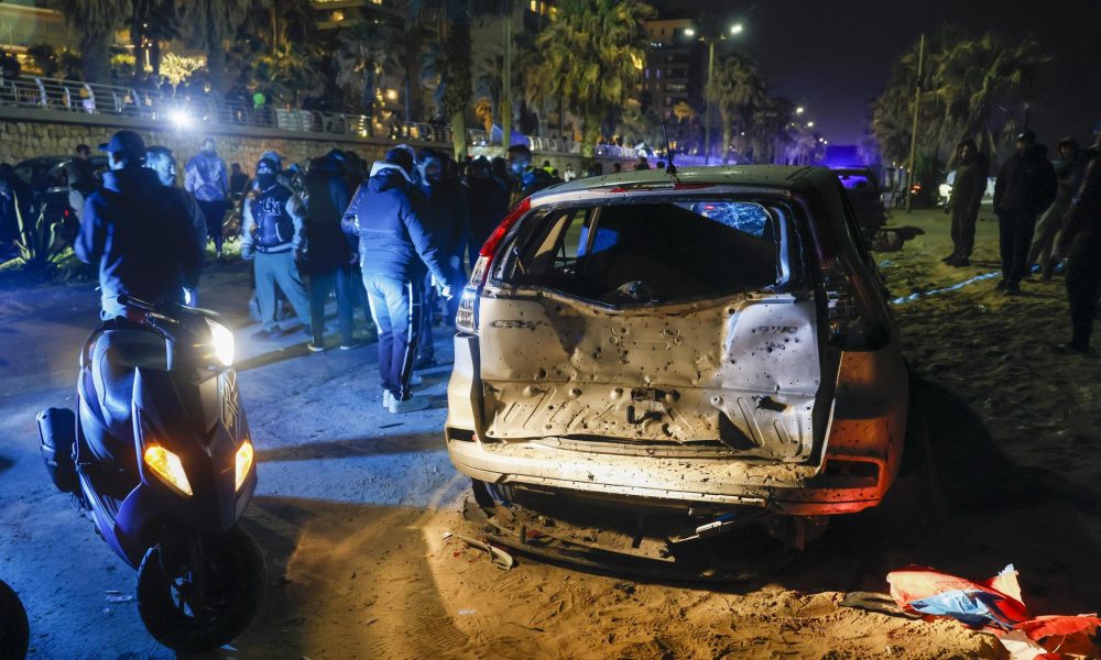 Un ataque con un dron israelí causa daños en un automóvil en Ramlet al-Baida, en Beirut, Líbano, el 12 de marzo de 2026. EFE/EPA/WAEL HAMZEH