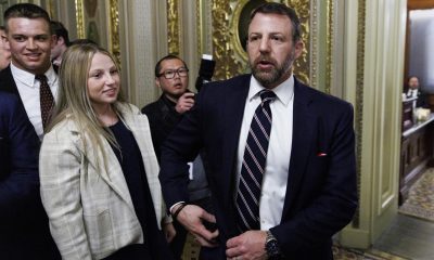 El ex senador estadounidense Markwayne Mullin reacciona tras ser confirmado como secretario de Seguridad Nacional de Estados Unidos en el Capitolio de los Estados Unidos en Washington, DC, EE. UU., el 23 de marzo de 2026.