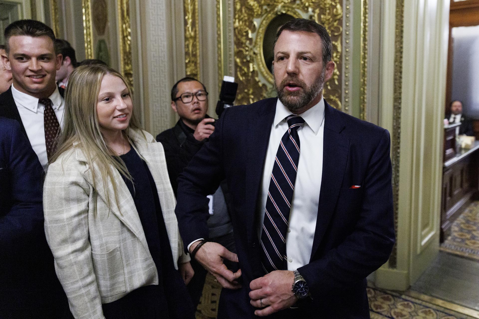 El ex senador estadounidense Markwayne Mullin reacciona tras ser confirmado como secretario de Seguridad Nacional de Estados Unidos en el Capitolio de los Estados Unidos en Washington, DC, EE. UU., el 23 de marzo de 2026.