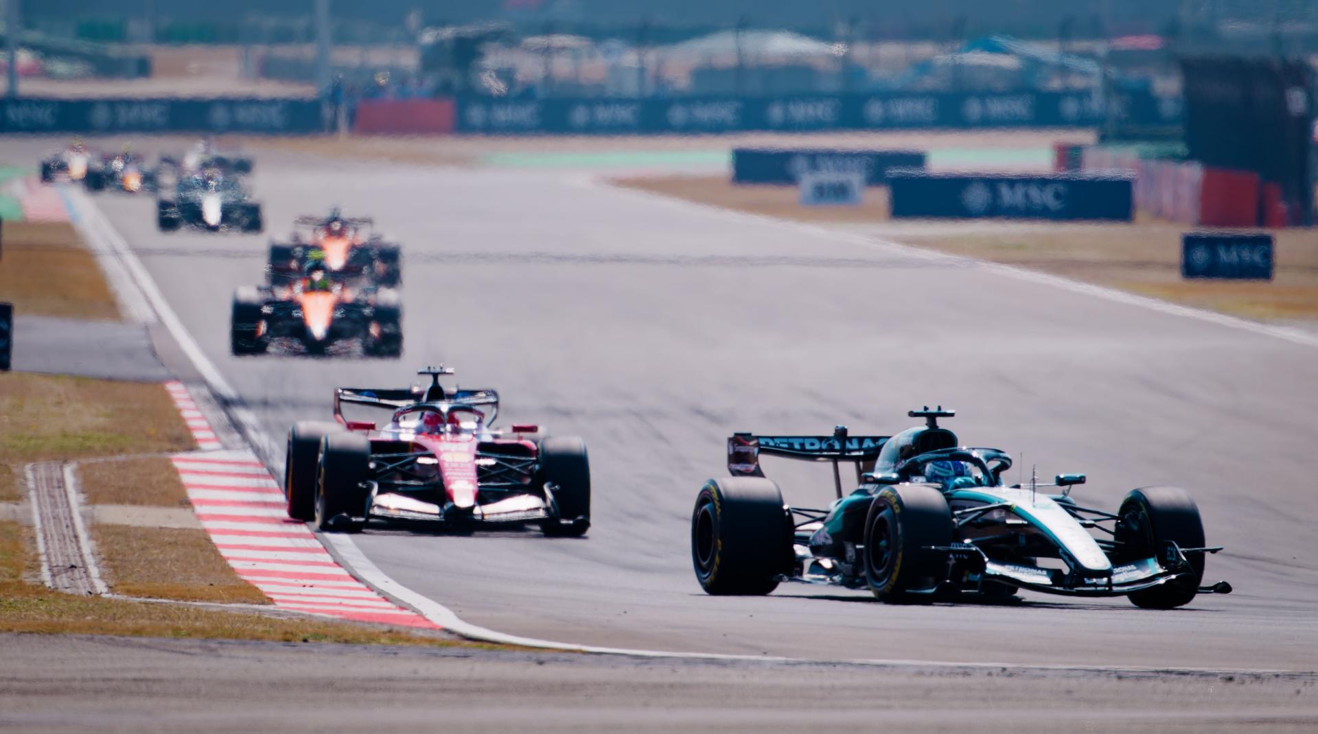 El piloto de Mercedes Andrea Kimi Antonelli compite durante la carrera esprint del Gran Premio de Fórmula Uno de China, en Shanghái. EFE/EPA/ANDRES MARTINEZ CASARES