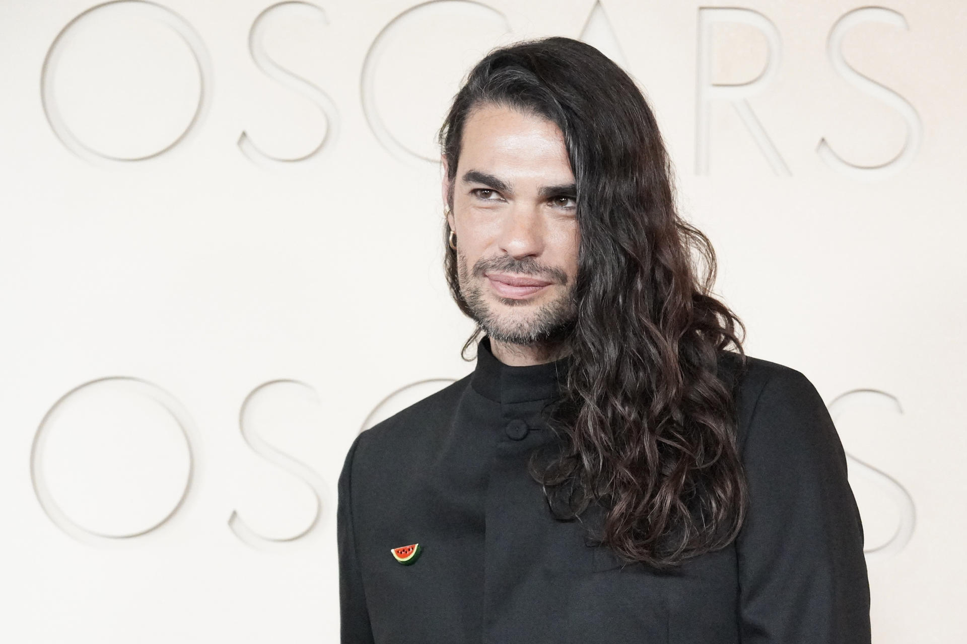 El director y guionista Óliver Laxe posa en la alfombra roja durante la 98º edición de los premios Óscar este domingo, en el Teatro Dolby de Los Ángeles (Estados Unidos). EFE/ Ómar Alonso