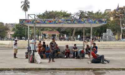 Personas esperan en un paradero de buses este martes, durante un apagón en La Habana (Cuba). EFE/ Ernesto Mastrascusa