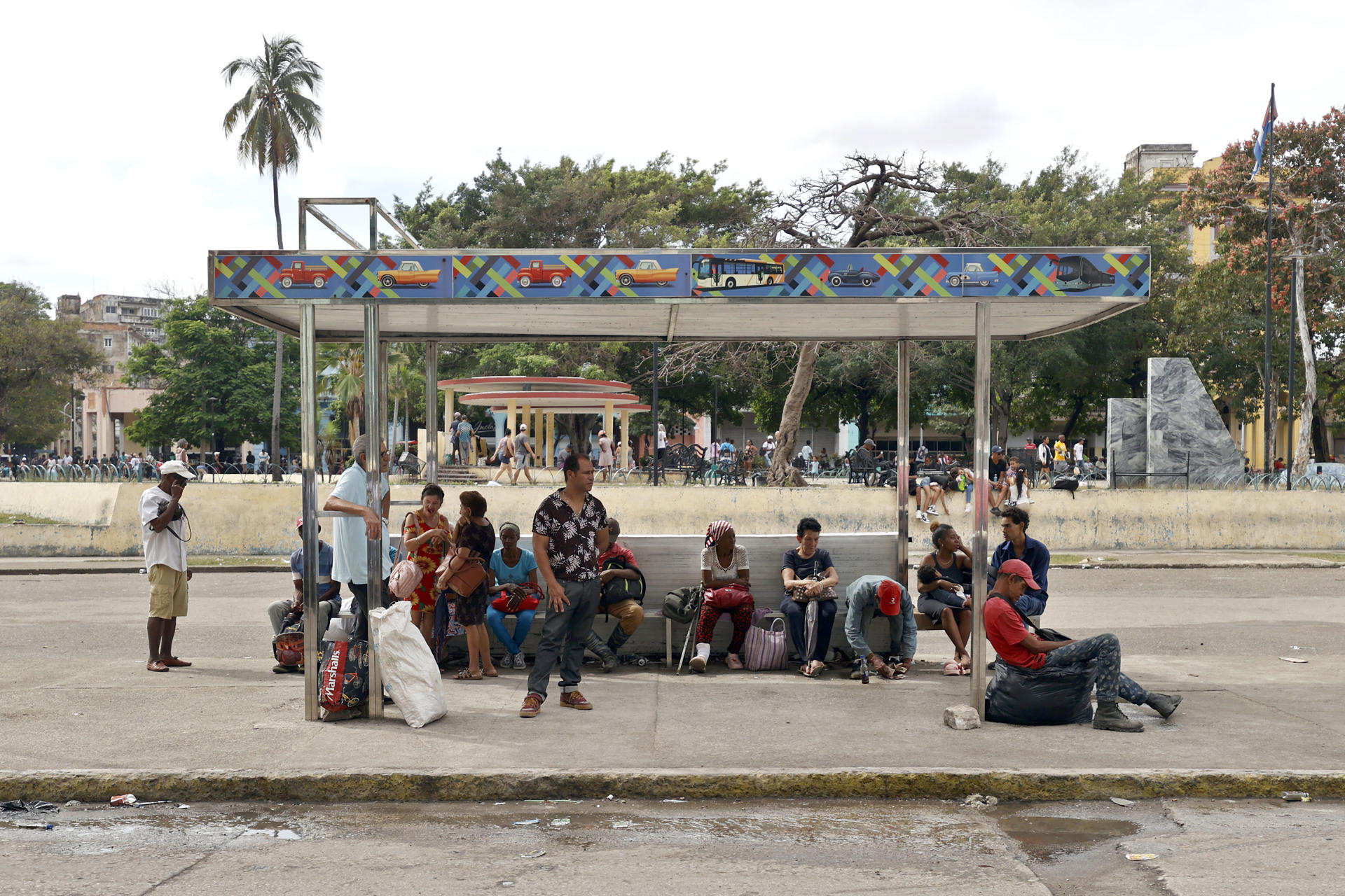 Personas esperan en un paradero de buses este martes, durante un apagón en La Habana (Cuba). EFE/ Ernesto Mastrascusa