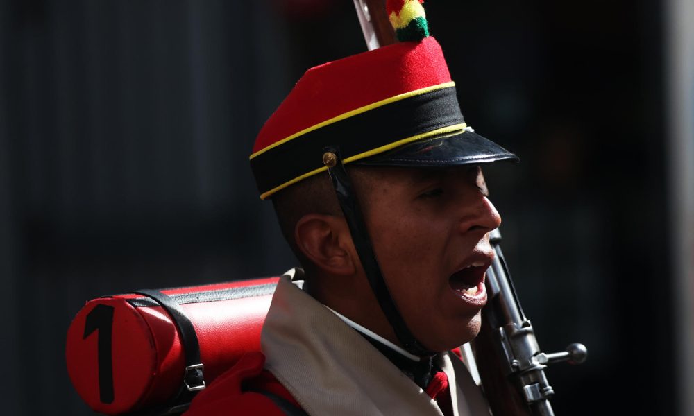 Un soldado de los Colorados de Bolivia participa en un desfile por el día del mar este lunes, en La Paz (Bolivia). EFE/ Luis Gandarillas
