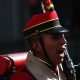 Un soldado de los Colorados de Bolivia participa en un desfile por el día del mar este lunes, en La Paz (Bolivia). EFE/ Luis Gandarillas